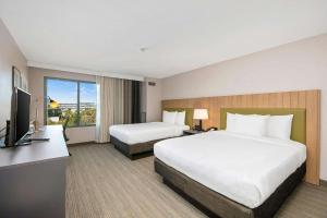 米拉梅萨北圣地亚哥乡村套房酒店的酒店客房设有两张床和一台平面电视。