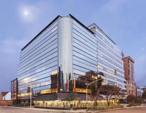 波哥大Radisson Bogota Metrotel的一座高大的建筑,有很多窗户