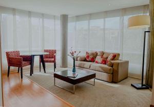 波哥大Faranda Collection Bogota, a member of Radisson Individuals的客厅配有沙发和桌子