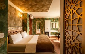 伊斯坦布尔金色之梦酒店的一间卧室,卧室内配有一张大床