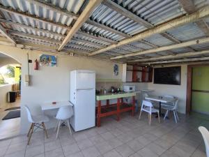 蓬塔卡纳Hostel Eco Punta Cana的厨房配有冰箱和桌椅