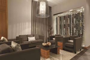 卡尔加里丽笙酒店及会议中心卡尔加里机场东的带沙发和椅子的客厅以及酒窖。