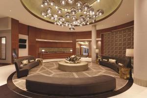 卡尔加里丽笙酒店及会议中心卡尔加里机场东的大型客厅配有大吊灯和大沙发