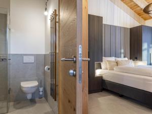 圣兰布雷希特Grebenzen Top Chalet Mazzel的浴室设有床、卫生间和门。
