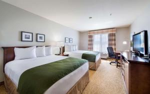 格里利格里利江山旅馆&套房酒店的酒店客房设有两张床和一台平面电视。