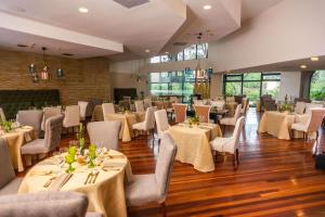 圣何塞哥斯达黎加圣何塞丽笙酒店的一间设有白色桌椅的用餐室