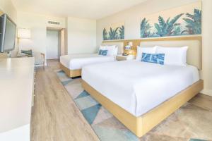 迈阿密海滩Radisson Resort Miami Beach的酒店客房设有两张床和一台平面电视。