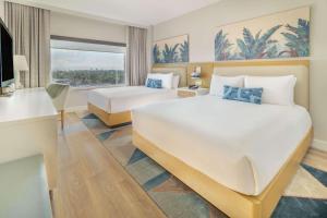 迈阿密海滩Radisson Resort Miami Beach的酒店客房设有两张床和窗户。