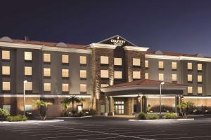 坦帕Country Inn & Suites by Radisson, Tampa Airport East-RJ Stadium的酒店前面的一个空停车位