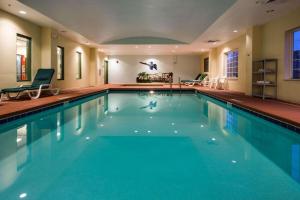 彭萨科拉彭萨科拉西卡尔森江山旅馆&套房酒店的一座蓝色水的大型游泳池