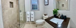汉密尔顿Neston的浴室配有卫生间、淋浴和盥洗盆。