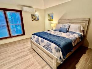 汉密尔顿Neston的一间卧室配有一张带蓝白色床单的大床