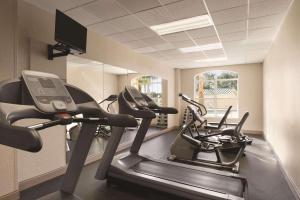 奥兰多Country Inn & Suites by Radisson, Orlando Airport, FL的健身房,室内配有两辆健身自行车