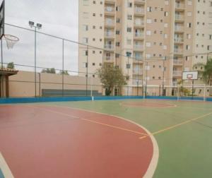 坎皮纳斯Quarto e Sala Feminio de Luxo com Lazer Para Duas Hóspedes Próximo ao Parque Taquaral的公寓大楼内的一个空篮球场