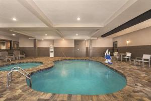 萨凡纳卡尔森萨凡纳市区乡村套房酒店的游泳池位于酒店带桌椅的客房内
