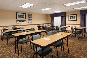 哥伦布Country Inn & Suites by Radisson, Columbus, GA的教室里配有桌椅