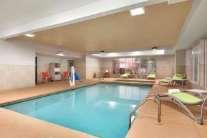 华纳罗宾斯华纳罗宾斯江山酒店的游泳池位于酒店客房内,配有桌椅