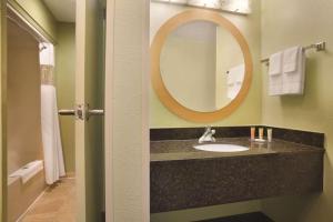 奥尔巴尼奥尔巴尼丽柏酒店的一间带水槽和镜子的浴室