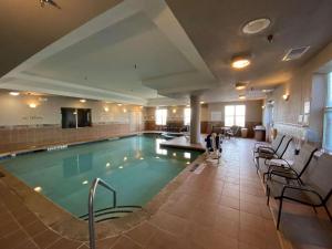 阿森斯雅典江山套房酒店的酒店大堂的大型游泳池