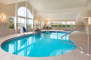 金斯兰金斯兰江山旅馆&套房酒店的在酒店房间的一个大型游泳池