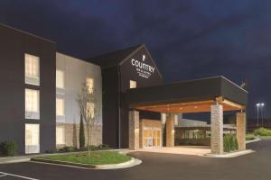 梅肯Country Inn & Suites by Radisson, Macon West, GA的前面有标志的建筑