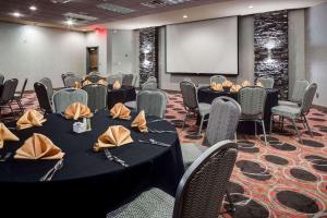 克拉尔维尔珊瑚村丽筠酒店及会议中心 - 爱荷华市的一间会议室,配有桌椅和屏幕