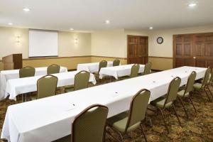 Grinnell卡尔森 - 格林内尔套房江山酒店的一间会议室,配有大桌子和椅子