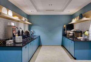 斯普林菲尔德梅萨卡尔森江山旅馆 的厨房设有蓝色的墙壁和台面