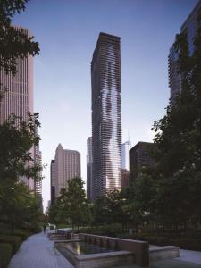 芝加哥芝加哥水楼丽笙酒店的享有城市天际线美景,设有一座高高的建筑