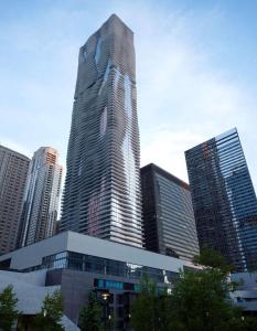 芝加哥芝加哥水楼丽笙酒店的一座高大的建筑