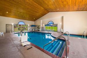 弗里波特Country Inn & Suites by Radisson, Freeport, IL的游泳池,位于带游泳池的建筑内