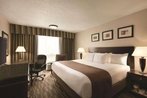 杰斐逊维尔Radisson Hotel Louisville North的一间设有大床和窗户的酒店客房