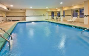 布卢明顿布卢明顿诺默尔西卡尔森江山旅馆及套房酒店的在酒店房间的一个大型游泳池