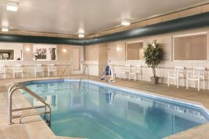印第安纳波利斯印第安纳波利斯机场南江山旅馆的一座配有桌椅的酒店游泳池