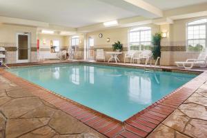 博林格林鲍灵格林乡村旅馆&套房的在酒店房间的一个大型游泳池