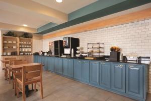 博林格林鲍灵格林乡村旅馆&套房的厨房配有蓝色橱柜和台面