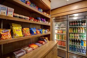 希布伦辛辛那提机场江山套房旅馆的储存冰箱里装满了食物和饮料