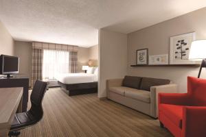 乔治城乔治敦江山旅馆&套房酒店的酒店客房设有床和客厅。
