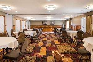 格兰维尔Country Inn & Suites by Radisson, Grandville-Grand Rapids West, MI的一间会议室,里面配有桌椅