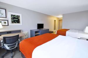 大瀑布城卡尔森大瀑布城江山旅馆套房的酒店客房配有两张床和一张书桌