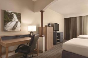 伊根卡尔森江山旅馆及套房 - 伊根的酒店客房配有书桌和床。