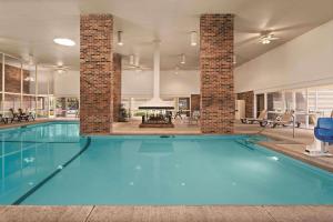 伍德伯里卡尔森 - 圣保罗东套房酒店的大型建筑中的大型游泳池
