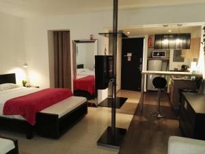 普拉亚布兰卡Playa Blanca的酒店客房带两张床和厨房
