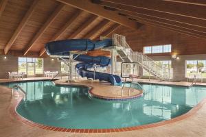 WillmarCountry Inn & Suites by Radisson, Willmar, MN的一座大楼内带水滑梯的游泳池