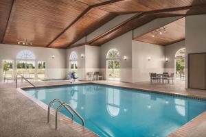 Cottage Grove卡尔森江山酒店 - 可特吉格洛夫的一座蓝色海水的大型室内游泳池