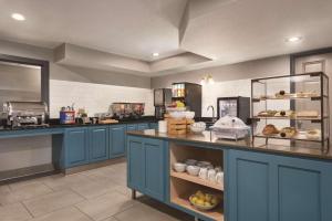 Cottage Grove卡尔森江山酒店 - 可特吉格洛夫的一间设有蓝色橱柜和食品柜台的大厨房