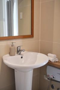 san juan la unionAginana Villas的浴室设有白色水槽和镜子