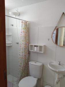 伊列乌斯Apartamento 3/4, 1 suíte Vog Atlântico的白色的浴室设有卫生间和水槽。