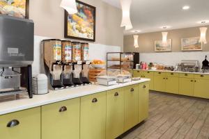 德卢斯德卢斯北江山酒店的厨房配有黄色橱柜和食品柜台