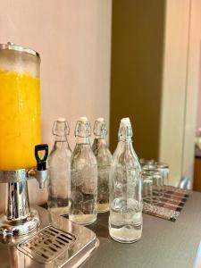 哥打京那巴鲁柯达京巴那巴鲁国王公园酒店的一组玻璃瓶放在柜台上,并配上一杯饮品